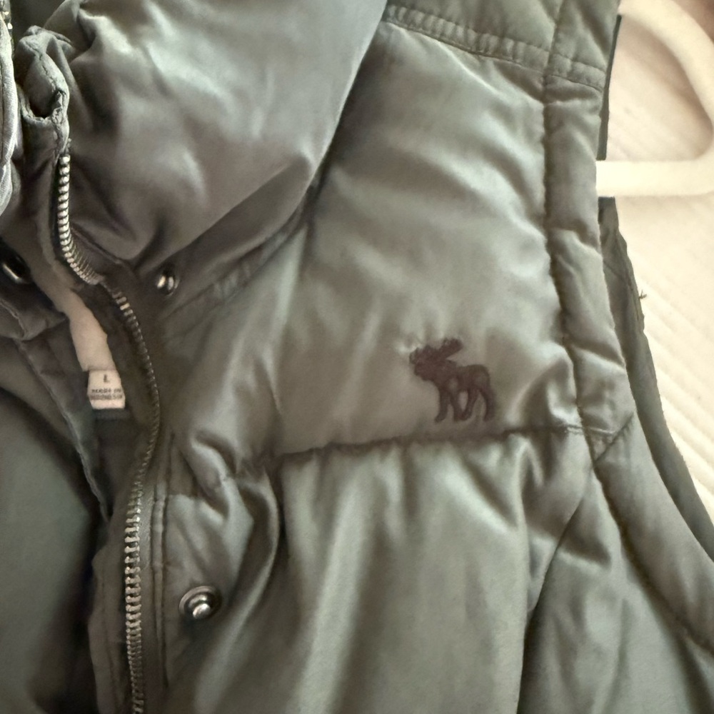 Abercrombie & Fitch Puffer Vest - Picture 2 of 4